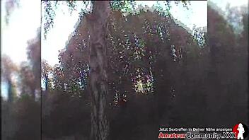 Swinger stel bijgestaan door twee kerels voor auto seks op openbaar terrein! 🔥