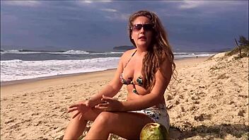 Ryšavka Eva Strawberry prstuje svoju mokrú piču v 4K