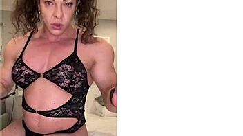 Muscle solo workout video with a hot amateur mom