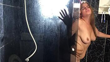 novinho comendo a tia do seu amigo no banheiro da casa dela branquinha gostosa