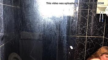 novinho comendo a tia do seu amigo no banheiro da casa dela branquinha gostosa