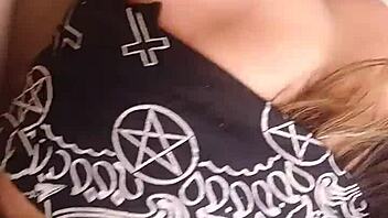 Makcik tua ditutup mata hisap batang bertopeng ghairah membara