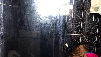 novinho comendo a tia do seu amigo no banheiro da casa dela branquinha gostosa