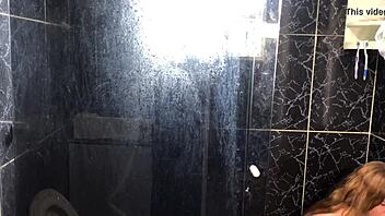 novinho comendo a tia do seu amigo no banheiro da casa dela branquinha gostosa