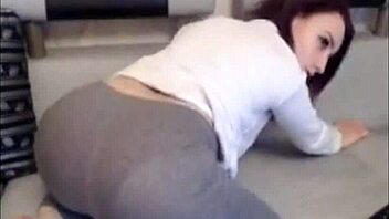 Wow, white girl SOAKS yoga pants with squirt!