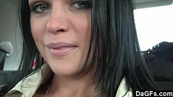 Dagfs - sötét hajú, kis 18+ cicikkel, zamatos punci