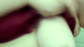 Chubby SHEMALE PLAYS CLOSEUP!