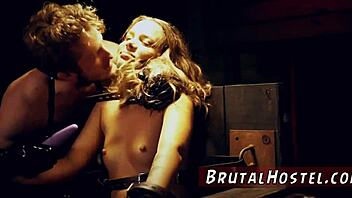 순진한 젊은 18+ 관광객이 숲에서 거칠게 묶인 혼란 속 야동