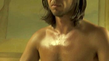 Massagem indiana brilhante e íntima com casal oleado relaxando