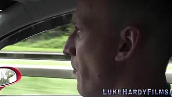 Alternativ brillebabe nyder intenst udendørs knul med monsterpik