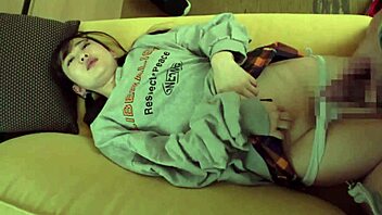 日本人義姉妹が小乳を自撮りセクシー動画で披露