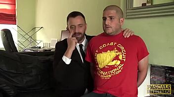 Submisă kinky Roxy Mae înghite spermă în doggy intens