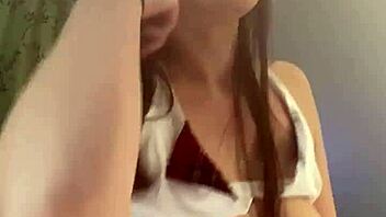 Emma Kohn pleše z velikimi naravnimi joškami