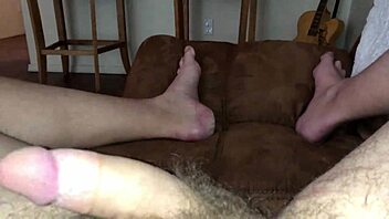 Bunnieandthedude teases with a wild offer to suck cock in homemade clip.