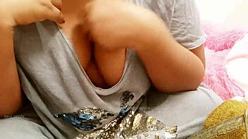 Indijska žena pokazuje velike sise bratu