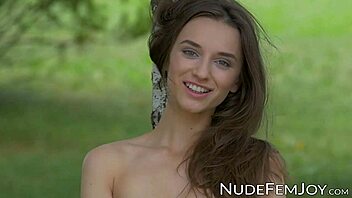 Глория Сол хвастается натуральными сиськами в уличном соблазнении