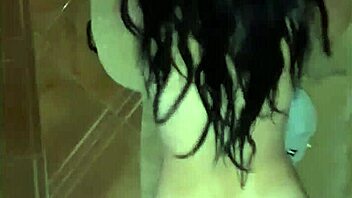 بعد بعض المشروبات، أحببت كل لحظة مع هذه اللاتينية الجذابة. هي فجرت عقلي بحركاتها البرية!