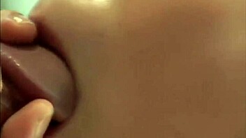 Japanilainen kypsä nainen ja nuori mies kuumassa suihkufantasiassa oops