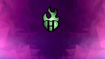 Girlfriend Masturbates And Fingers In Bed