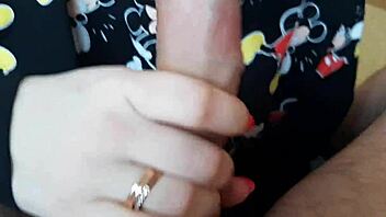 vroča blondinka Miki Miška srka epski domači kurac