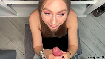 Amelie Dubon trese blond pičko do orgazma s curkom sperme