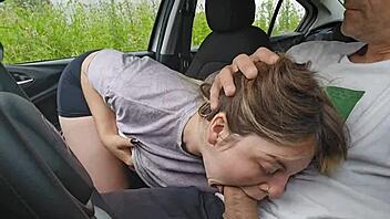 Uhvaćena kako daje pušiću polubratu u autu POV