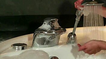 I love watchin elen moore's bathroom fun in the shower.