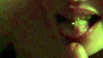 Luna amatőr fafaszszopás átlőtt bimbókkal és tetoválásokkal