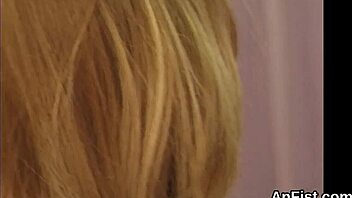 Csábos leszbikus idolok nyújtanak egymás lyukait