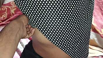 Obožujem gledat srčkano Indijko ki jo trdo jebe