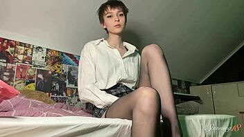 Alisa Che, perversă, se udă după degetatul intens