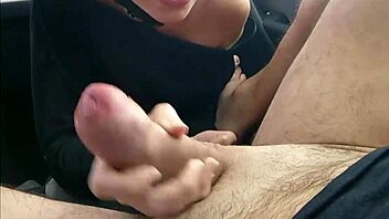 Vroča milf sesa neznancu ogromen kurac na javnem parkirišču za moža