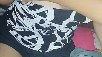 Beautiful Asian Amateur Wants Cumshot in Her Belly, Not on Her Natural Tits