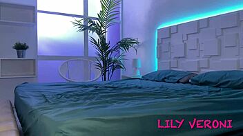 बड़ा लंड दो शरारती लड़कियों को कसकर समूह क्रिया में प्रवेश करता है