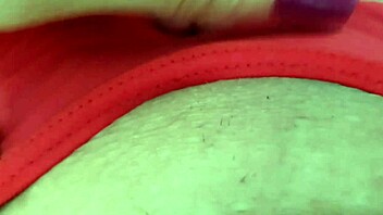 Muito leitinho na bucetinha com a rola toda. Masturbating with monster cock.