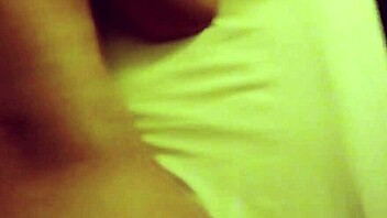 Haciendo chillar a mi puta hasta sacarle los pedotes