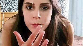 Eyaculaciones y juego sucio con semen en compilación salvaje de Julia