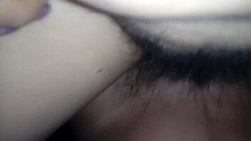 Eşim bacaklar açmış vücudunu sergiliyor