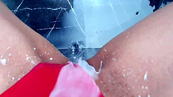 Muito leitinho na bucetinha com a rola toda. Masturbating with monster cock.