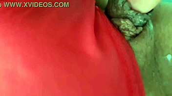 Muito leitinho na bucetinha com a rola toda. Masturbating with monster cock.