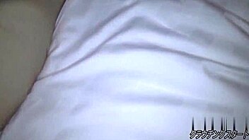 Yo, guarda questa asiatica arrapata scatenarsi a 18!