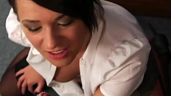 淫贱妹子吞脸部爆射精液