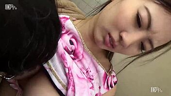 日本の美女ロリア初音が汚い横領シーンで激しく潮吹き。