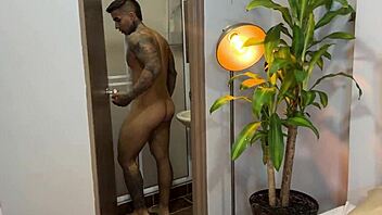 Huonekaveri suihkuttaa rintavaisen nuken leikin jälkeen.