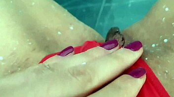 Muito leitinho na bucetinha com a rola toda. Masturbating with monster cock.