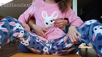 Styvbror smyger beröringar på liten 18+ styvsyster i gryningen. Grannar hör varje stön