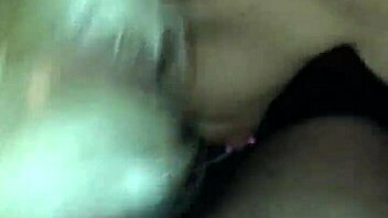 Lutka vaimo isoilla tisseillä ja persellä imee aviomiehensä sexisti suuseksissä