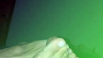 Linda esposa mostra seus pés fofos em vídeo amador