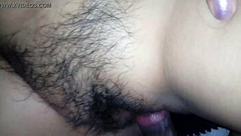 Eşim bacaklar açmış vücudunu sergiliyor