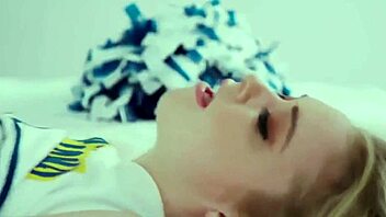 Girls Kissing And Licking Pussy In Cheer!